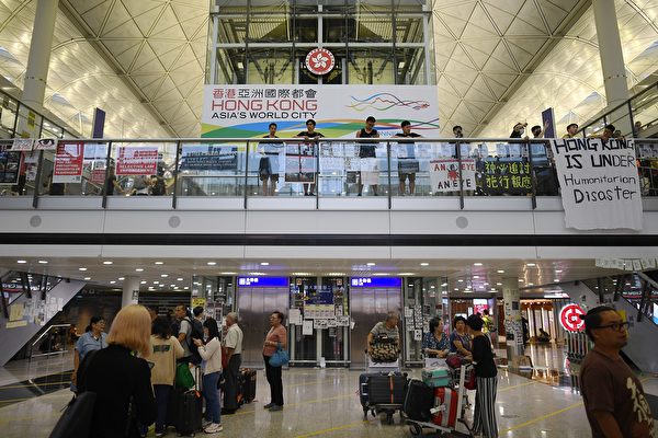 2019年8约12日，大批集会人士离开机场。（MANAN VATSYAYANA/AFP/Getty Images）