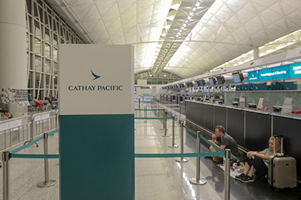 香港机场所有航班取消，也有旅客等待明天（13日）复航。