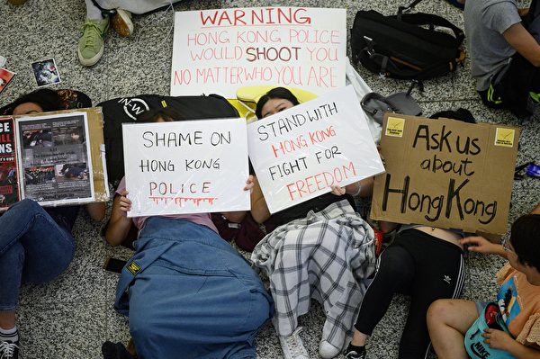 2019年8月14日上午，香港国际机场的抗议民众留守接机大堂。（PHILIP FONG/AFP/Getty Images）
