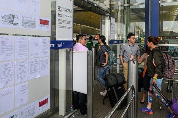 2019年8月14日，香港國際機場張貼禁制令。（PHILIP FONG/AFP/Getty Images）