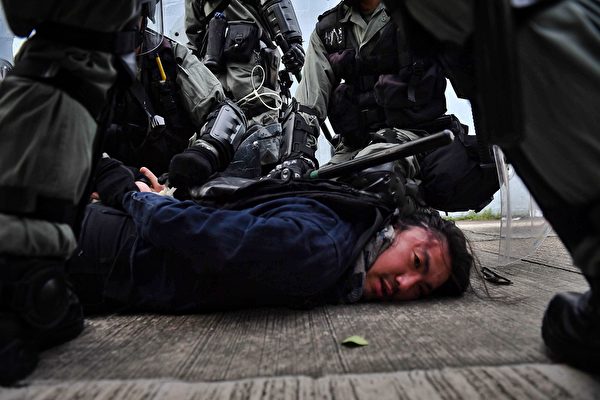  2019年8月24日，牛头角警署外的数名速龙小队及其他警察抓捕游行人士。（LILLIAN SUWANRUMPHA/AFP/Getty Images）