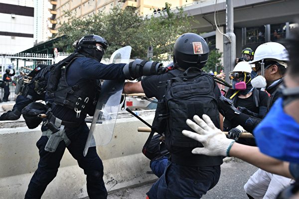  2019年8月24日，牛头角警署外的数名速龙小队及其他警察抓捕游行人士。（ANTHONY WALLACE/AFP/Getty Images）