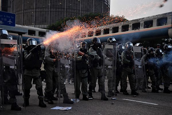 2019年8月24日，伟业街警方狂射催泪弹。（LILLIAN SUWANRUMPHA/AFP/Getty Images）
