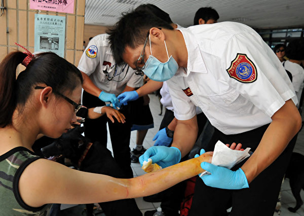 2013年7月30日，台灣新北市的消防隊員替民眾施打瘋狗症疫苗。（Mandy Cheng／AFP／Getty Images）