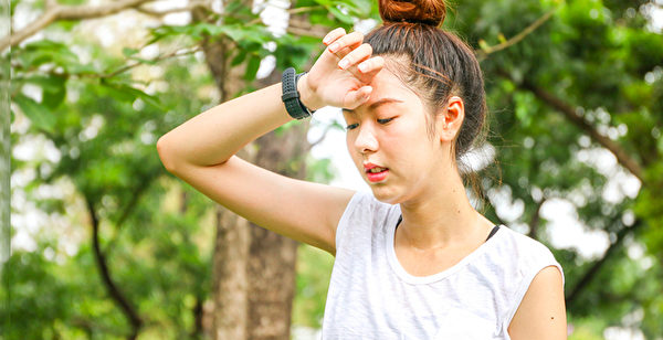 中暑时头晕乏力、胸闷，甚至热到昏迷，中医教你按摩穴位解救症状。(Shutterstock)