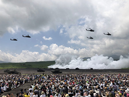 日本陸上自衛隊舉行最大規模實彈演習 日本自衛隊 10式戰車 大紀元