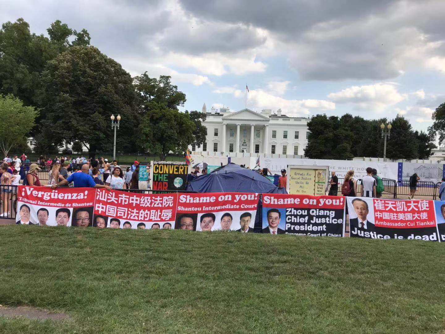 大陸訪民王春燕與蔡秀玲在美國白宮前打橫幅，曝光中共官員枉法行為。（受訪者提供）