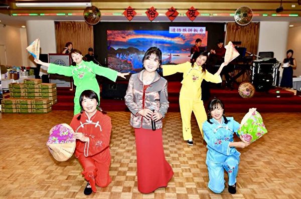 图：北一女加拿大校友会8月18日应邀出席台湾民俗之夜，载歌载舞演出掳获现场观众的心。（校友李宁提供）
