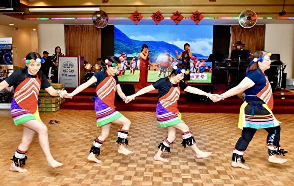圖：北一女加拿大校友會8月18日應邀出席台灣民俗之夜，載歌載舞演出擄獲現場觀眾的心。（校友李寧提供）