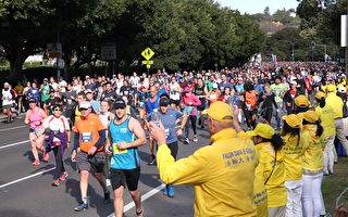 悉尼8.4萬人馬拉松賽跑 長跑者支持法輪功