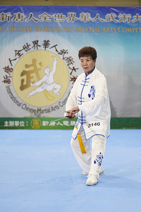 台灣選手劉淑芹在新唐人舉辦的第六屆全世界華人武術大賽複賽上表演武當劍。（戴兵／大紀元）