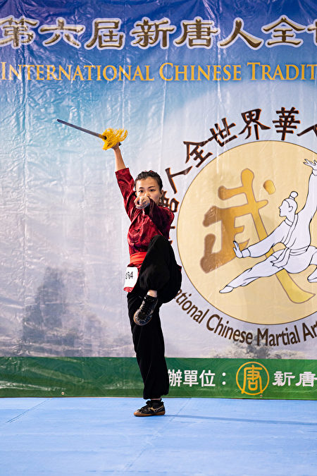 8月25日，在第六届新唐人武术大赛复赛中，女子器械组选手施以真表演螳螂门派骆门剑。（戴兵/大纪元）