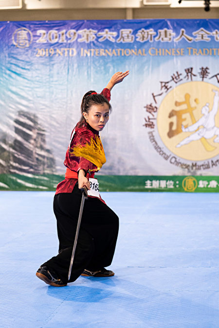 8月25日，在第六屆新唐人武術大賽複賽中，女子器械組選手施以真表演螳螂門派駱門劍。（戴兵/大紀元）