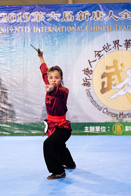 8月25日，在第六屆新唐人武術大賽複賽中，女子器械組選手施以真表演螳螂門派駱門劍。（戴兵/大紀元）