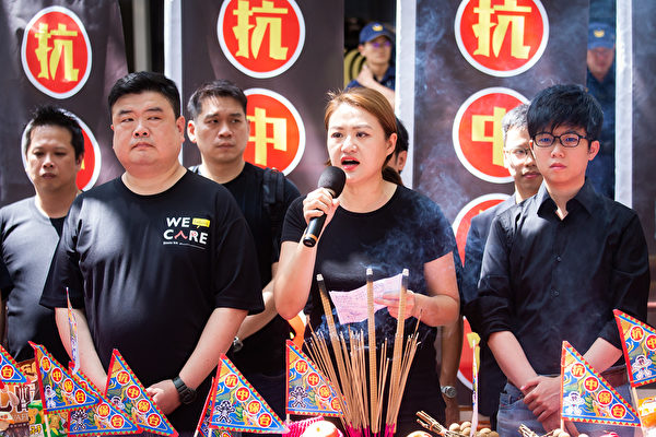 踩紅媒社團發起人、高雄市議員高閔琳（前中）8月15日表示，若台灣再不遏止紅媒的誇張行徑，台灣將成為下一個「一國兩制」的受害者。（陳柏州／大紀元）
