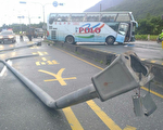 利奇馬強颱逼近花蓮遊覽車撞電線桿10人送醫