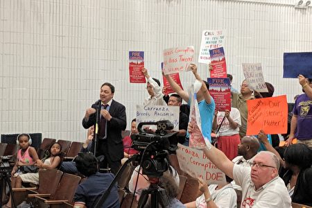 图为白人家长在7月31日举行的教育政策委员会月度会议上，发言抗议总监卡兰萨的教育政策。
