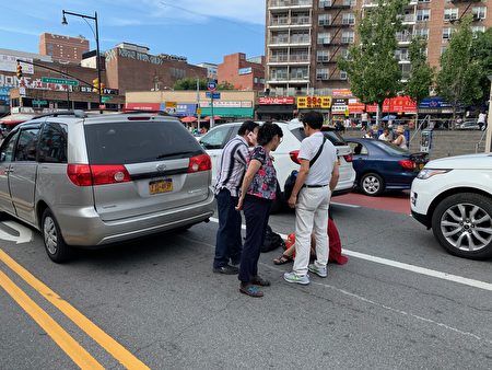 一名華人婦女在法拉盛圖書館前過馬路，被左轉車輛撞傷。