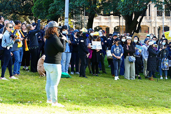 2019年8月18日，一位親歷香港反送中運動的女士在悉尼市中心Belmore Park舉行的守護澳港集會上發言。（安平雅／大紀元）