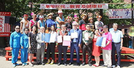 中华总商会会长李可乔（左四）与纽约民选官员和其华裔代表合影。