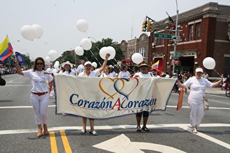 7月28日哥裔移民在皇后區舉辦哥倫比亞國慶節遊行。 