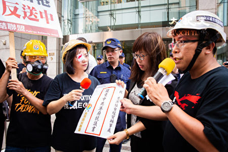 台湾团结联盟14日前往香港驻台经贸办事处谴责港府并递交抗议书，同时支持国际社会严厉制裁中共政权与港府的措施。