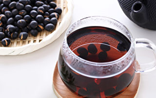 黑豆水含丰富的花青素等营养素，有助于抗癌、预防脑中风等疾病。(Shutterstock)