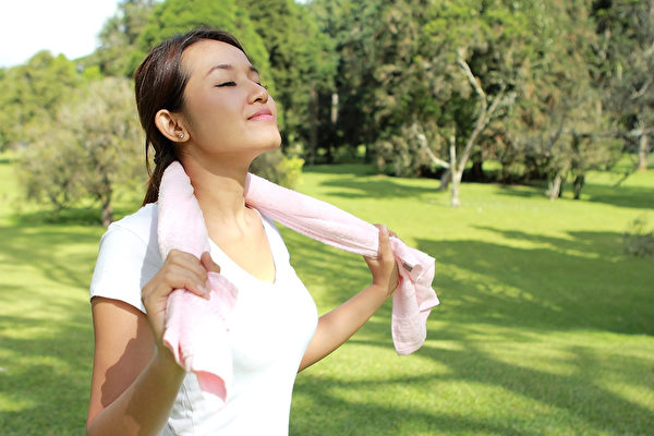 腹式呼吸可以讓身體釋放輕鬆荷爾蒙，紓解壓力。(Shutterstock)