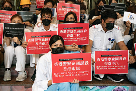 圖為醫護人員13日靜坐抗議。