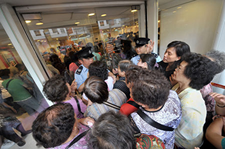 近日更有網友發起香港8月16日「銀行大擠兌」活動，即呼籲參與抗議的200萬民眾走入「金融反制」階段，到香港的銀行提取出美元。