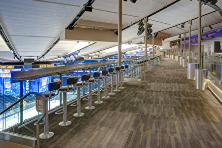在体育场的最顶层长桥上可以带上VR虚拟眼镜观看历史比赛。