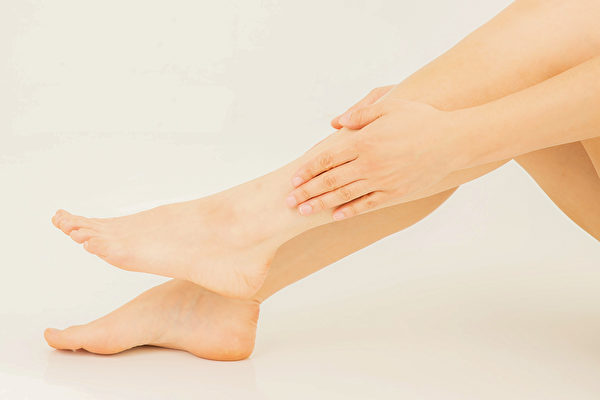 常揉小腿的两个部位，可以预防跌倒。(Shutterstock)