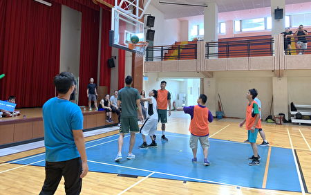 SBL台啤球員一日志工，陪憨兒們打籃球。