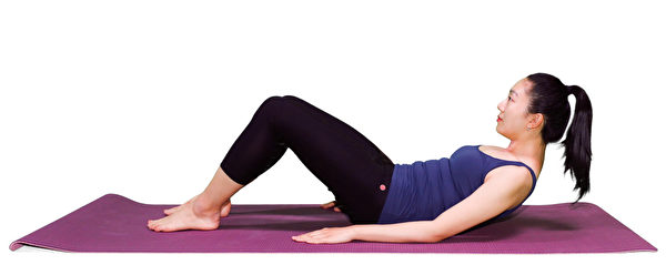 强化腰部核心肌群的动作之一：改良式仰卧起坐。（李晴照摄）