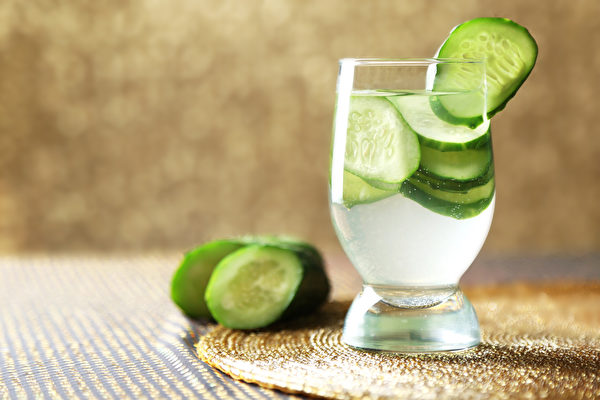 黄瓜水能补水、护肤、促减肥，有诸多功效。(Shutterstock)