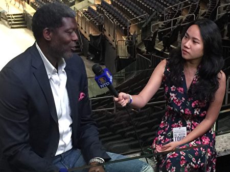 NBA傳奇球員Larry Johnson接受新唐人記者採訪。