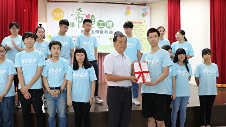嘉义家扶扶幼委员会主委黄国芳赠奖予来带活动的青年学子代表。