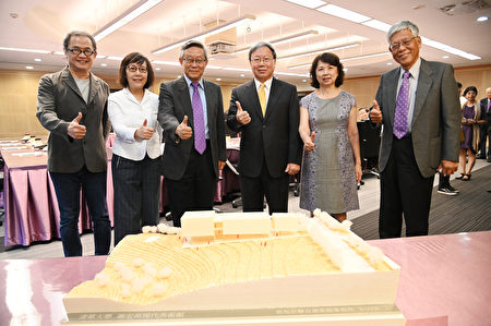 左起建築師郭旭原及黃惠美、賀陳弘、謝宏亮及夫人、清華大學副校長周懷樸。