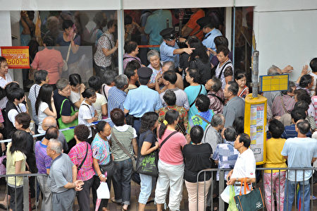 近日更有網友發起香港8月16日「銀行大擠兌」活動，即呼籲參與抗議的200萬民眾走入「金融反制」階段，到香港的銀行提取出美元。圖為示意圖。