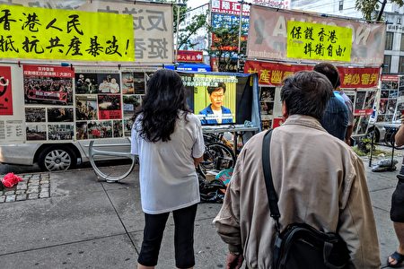 法拉盛民眾駐足觀看支持香港反送中的連儂民主牆。