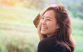 笑具有止痛、降血压、保护心脏、燃烧热量、提升免疫力等诸多健康功效。(Shutterstock)