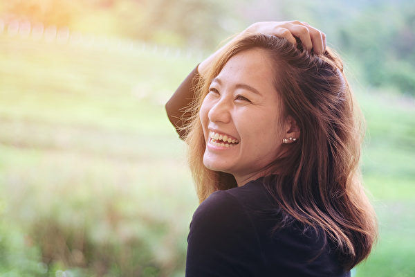 笑具有止痛、降血壓、保護心臟、燃燒熱量、提升免疫力等諸多健康功效。(Shutterstock)