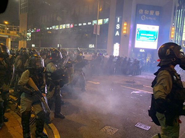 8月4日晚，大批示威者在銅鑼灣聚集，警察發出第一彈。（大紀元）