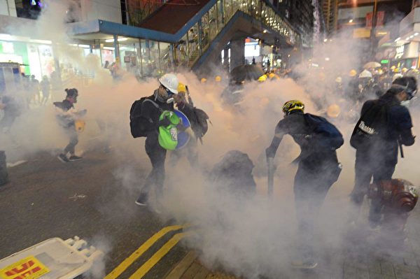 8月4日晚，在銅鑼灣，警察開始發射催淚彈，驅散示威者。（宋碧龍／大紀元）
