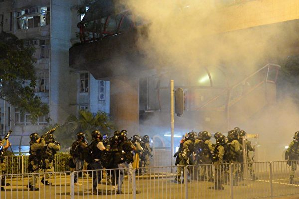 黄大仙警署内外，警方武力升级，防暴警疯狂向示威者发射催泪弹及橡胶子弹。（宋碧龙/大纪元）