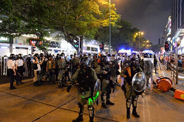8月10日晚，尖沙咀警察驅趕示威者。（宋碧龍／大紀元）