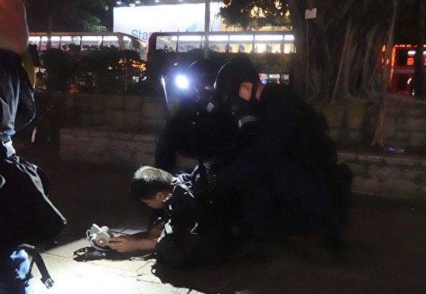 8月11日，警方在尖沙咀清场，发射催泪弹驱赶并抓捕示威者。（余钢/大纪元）