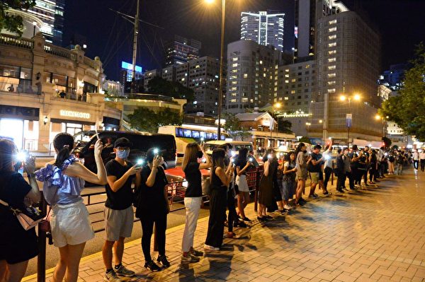 2019年8月23日晚，【香港之路】萬人牽手爭民主活動啟動。圖為尖沙咀人鏈牆。（大紀元）