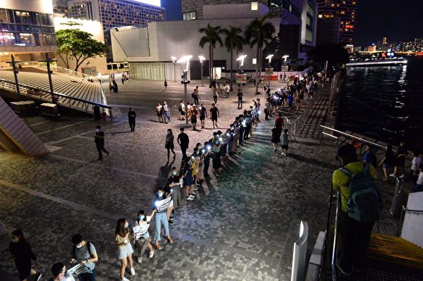 2019年8月23日晚，【香港之路】萬人牽手爭民主活動啟動。圖為尖沙咀人鏈牆。（大紀元）