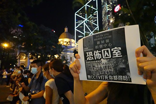 2019年8月23日晚，【香港之夜】萬人牽手爭民主活動。圖為尖沙咀人鏈。 （宋碧龍／大紀元）
